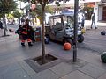 L'avinguda de Bahariye en Kadıköy és una de les zones de prioritat per a vianants. A la imatge una treballadora municipal retira escombraries amb un vehicle elèctric.