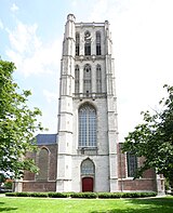 De toren van de Grote of Sint-Catharijnekerk te Brielle, met uitgebouwde traptoren