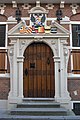 Het poortje van het Gemeenlandshuis in Maassluis met een gebroken fronton