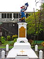 Le monument aux morts, peint, de la commune.