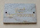 Plaque portant le nom d'Henri Tort-Nouguès visible sur le foyer municipal.