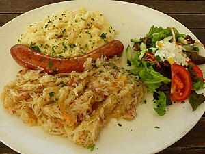 Rostbratwurst mit Sauerkraut und Kartoffelbrei