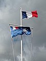 Vlag van de Franse Zuidelijke Gebieden met de nationale vlag in Martin-de-Viviès.