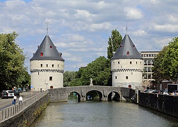 Les tours du Broel à Courtrai sont les derniers vestiges de l'architecture militaire médiévale de la ville. (définition réelle 4 832 × 3 437)