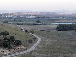 מבט על עמק יזרעאל וכביש 722 מרכס בקריית טבעון משמאל חלקו הדרומי של מתחם מערות המנורה בבית שערים