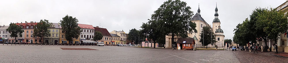 Stary Rynek w Łowiczu, z prawej katedra
