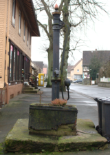 Dorfbrunnen mit Pumpe