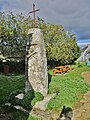 Tréguennec : menhir christianisé près de la chapelle Saint-Alor.