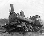 De ontspoorde locomotief HSM 107 Oorlog na een aanrijding in Haarlem (1912)