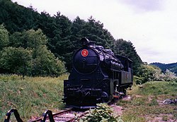 駅跡に保存されている美唄鉄道2号機（1999年）