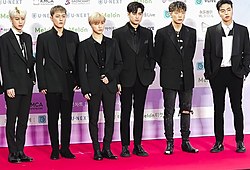 Ikon tammikuussa 2019 Vasemmalta oikealle: Yunhyeong, Donghyuk, Jinhwan, Chanwoo, Bobby ja Ju-ne