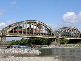 グミスタ川に架かる橋を渡る列車