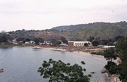 Nkhata Bay lê tussen die Malawimeer en die heuwels.