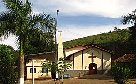 Katholieke kerk Nossa Senhora Aparecida in Orizânia gezien vanaf de hoofdweg (BR-116)
