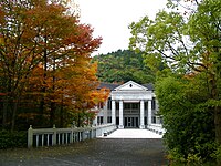 衣笠山と西園寺記念館