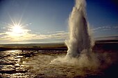 Strokkur, der berühmteste Geysir Islands, bricht alle paar Minuten aus.