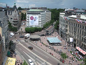 Stureplan i början av 1940-talet med Hotel Anglais i bakgrunden (rivet 1959) och en tidig trådbuss framför. Högra bilden är från 2007, i mitten syns Holger Bloms mötesplats Svampen från 1937 som revs 1987 och byggdes upp på nytt 1989, dock lite längre österut. Till höger ligger ingången till Sturegallerian som invigdes 1990. Fotot från 1939 togs av Gustaf W. Cronquist.