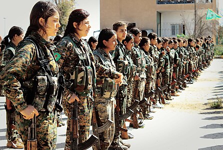 Soldades de les YPJ en formació amb els seus rifles