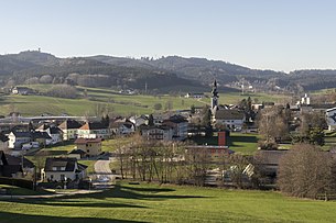 Links oben der Aussichtsturm Göblberg. Darunter die Remise des Lokparks. Im rechten Bereich die Kirche, die Feuerwehr und das Reitzentrum.