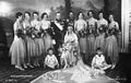 Photo de mariage du prince royal Olav avec la princesse Marthe de Suède (le témoin du marié est un cousin anglais, le duc d'York (futur George VI) dont la fille, alors âgée de 3 ans, deviendra en 1952 la reine Élisabeth II.