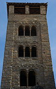 Tríforas y bíforas románicas en el campanario de la catedral de Vich (Barcelona, España)