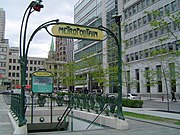 Pintu keluar stesen Square-Victoria-OACI Montreal Metro