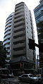 武蔵野市御殿山の「いせやビル」。14階建てで、いせや総本店は1・2階で営業している。