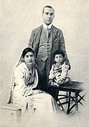 Эхнэр Камала, охин Индира нарын хамт. 1918 он.