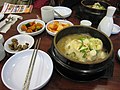 Samgyetang dengan kimchi dan insamju (anggur ginseng)