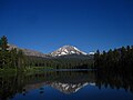 Lassen Peak Manzanita Gölü'nde yansıması