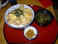Oyakodon servert med misosuppe og tsukemono.