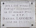 Plaque au no 153, en mémoire de Daniel Lavorini, tué par les Allemands pendant la libération de Paris (1944).