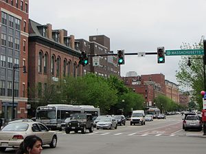 美國波士頓的號誌懸臂桿，將三個車道的專用號誌設置於同一號誌桿上。