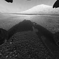 2012年8月6日，好奇号漫游车在盖尔撞击坑所看到的埃俄利斯沼和夏普山。