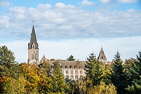 Vue de l'abbaye en automne.