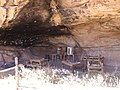 洞穴や大きな岩のくぼみや「ひさし」を利用して野営する方法もある。この写真はアメリカのカウボーイたちのかつてのキャンプ場所（ユタ州、en:Cave Springs Cowboy Camp）