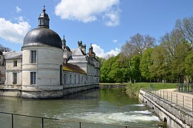 Douves du château de Tanlay.