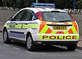一輛福特Focus衝鋒警車（fast response police car），隸屬英國德文郡和康沃爾郡警察局，車身兩側塗裝常見的藍色反光條和藍白色西利托格子花
