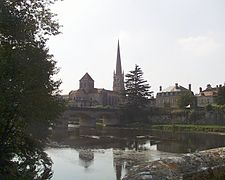 La preĝejo de Saint-Savin, la ponto, la rivero Gartempe.