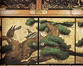 透彫の見事な意匠が特徴の欄間と狩野探幽が担当した大広間の襖絵の「松鷹図：原本」が合わさり豪壮さを表現している。