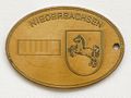 Kriminaldienstmarke der Polizei Niedersachsen mit Landeswappen Sachsenross (Rückseite) – Nummer mit Bildbearbeitung entfernt