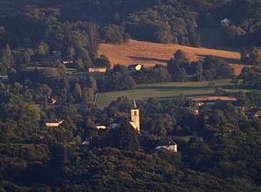 Le village (église et plateau) vu depuis Chambéry en soirée.