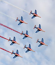 A Patrouille de France kötelékrepülése egy lengyelországi légi bemutató során. A francia légierő ezen egysége nyitja meg hagyományosan minden július 14-én a Bastille-napi katonai parádét Párizsban