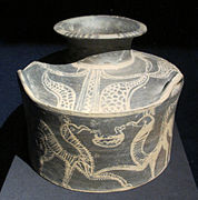 Vase de Lefkandi (Eubée). Helladique Récent IIIC, vers 1150. Des griffons nourrissent des petits dans un nid. Érétrie, musée archéologique