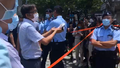 警員向荃灣區議會譚凱邦發出違反限聚令告票