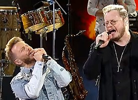 Sin Bandera (Schajris at left, García at right) singing at Viña del Mar International Song Festival in 2017