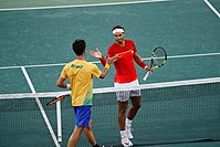 Thomaz Bellucci (l.) gratuliert Rafael Nadal zum Sieg im Viertelfinale 2016