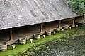 Vue sur le lavoir en bordure de la rivière Nahon