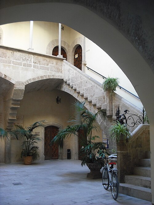 Interior del castillo de Albalat dels Sorells y la bici sobre la que he fotografiado una buena parte de la Huerta de Valencia.