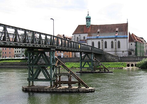 Eisbrecher aus Stahl am Eisernen Steg in Regensburg